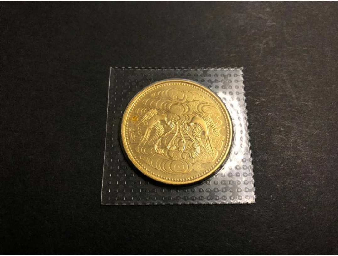 本日の買い取り品は昭和天皇陛下 御在位60年記念 拾万円 金貨です
