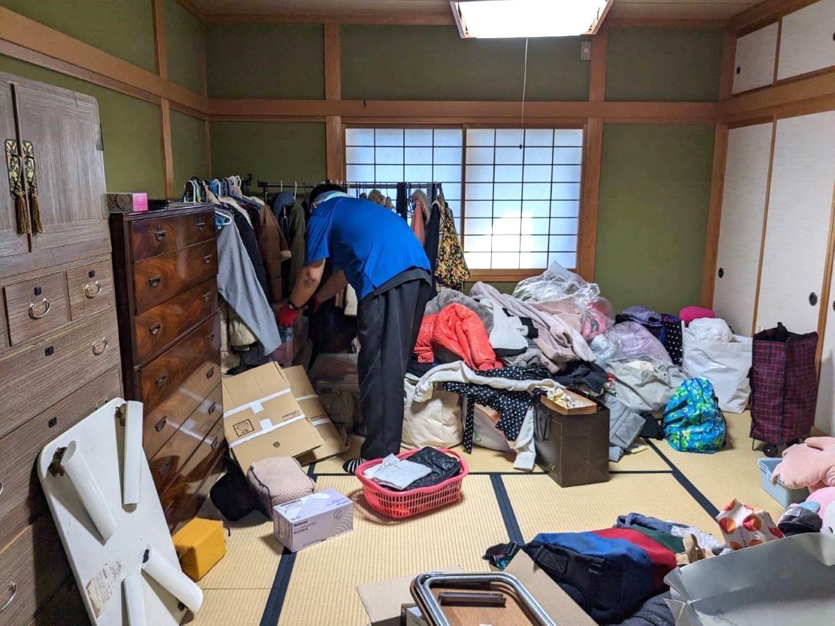 「不要になった布団・衣類・家具などの回収を行いました」作業写真