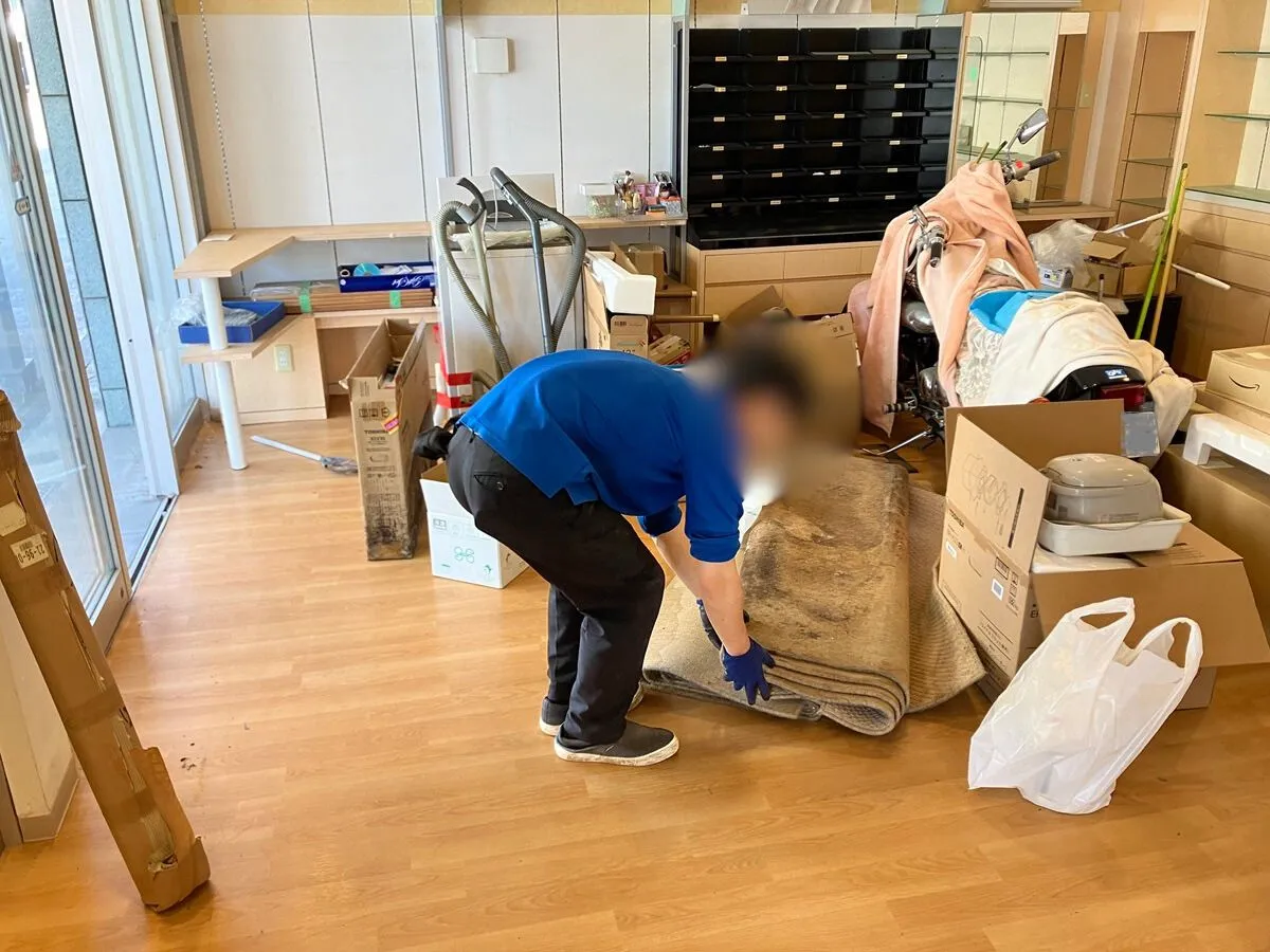 「一軒家の店舗部分から家電・段ボールなどを回収させていただきました」作業写真
