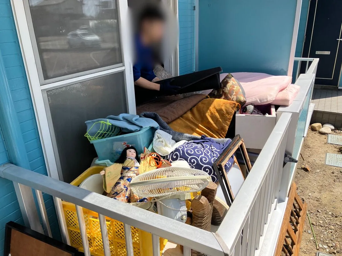 「2DKのアパートから布団・扇風機などを回収させていただきました」作業写真
