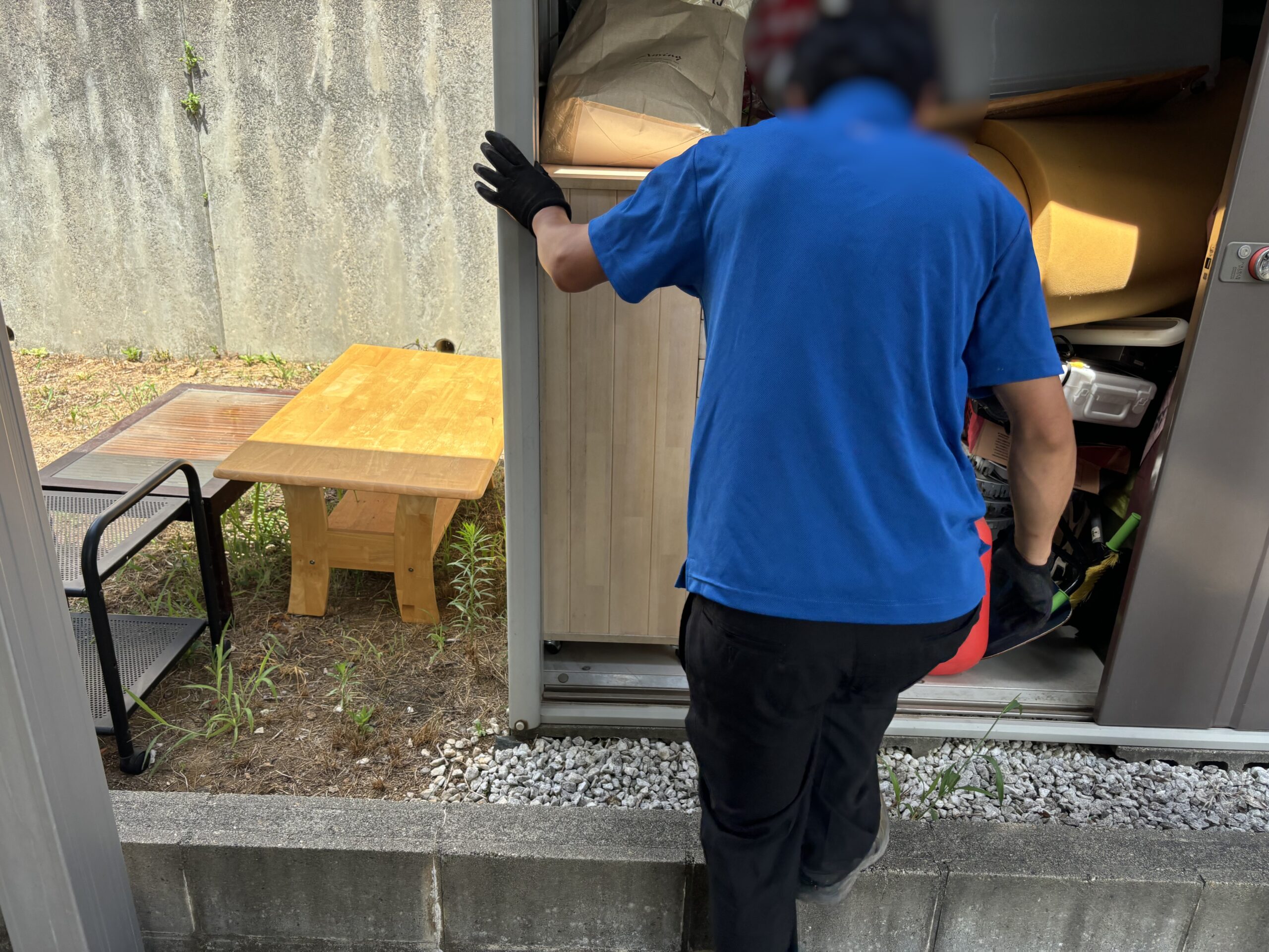 「物置に保管されていた楽器や家具、スノーボードなどを回収しました」作業写真