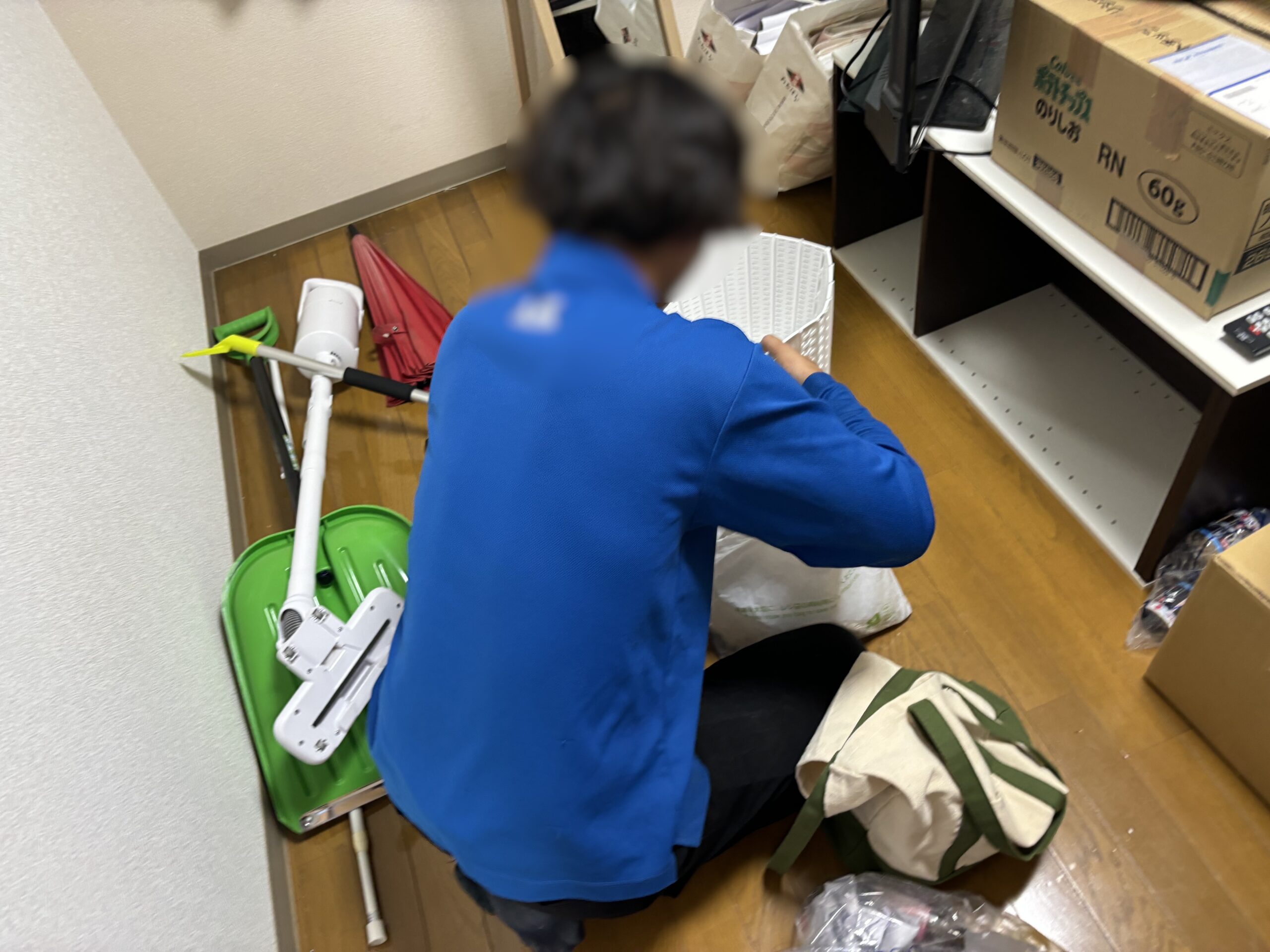 「物干しハンガーや電気ケトル、ベッドなどを一括回収しました」作業写真