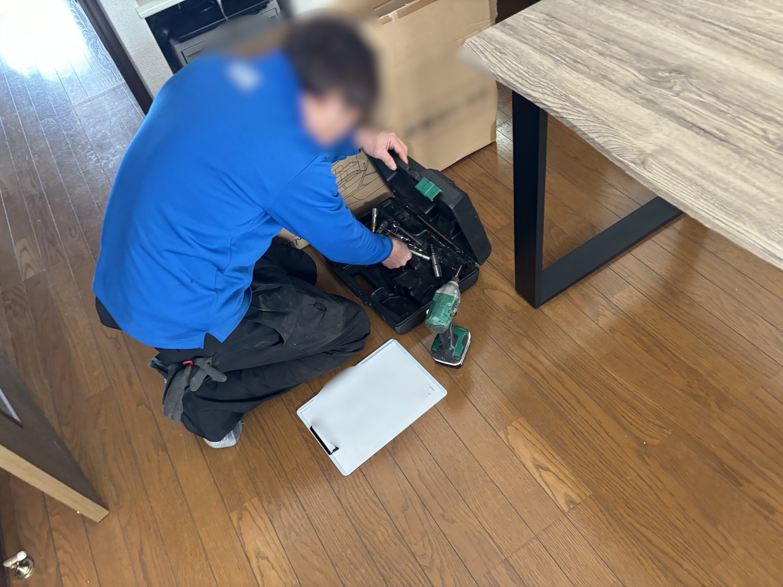 「2LDKのアパートのお部屋からテーブルを回収しました」作業写真