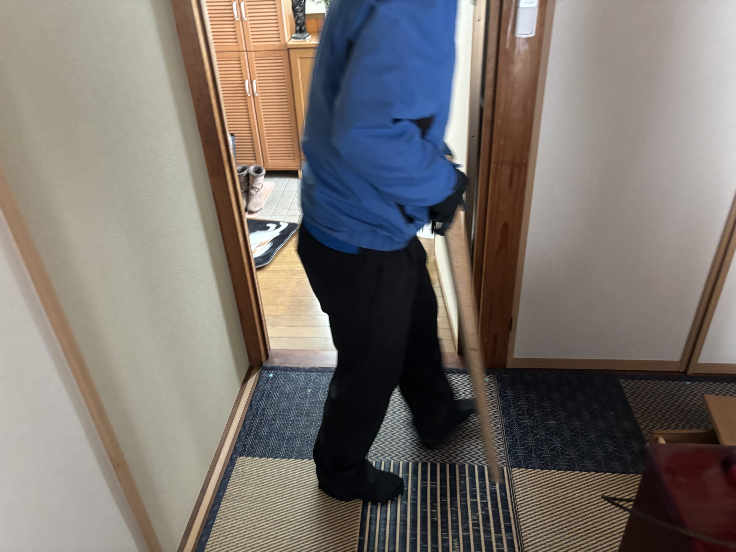 「4LDKのお家から椅子や鏡台などをお引き取りしました」作業写真