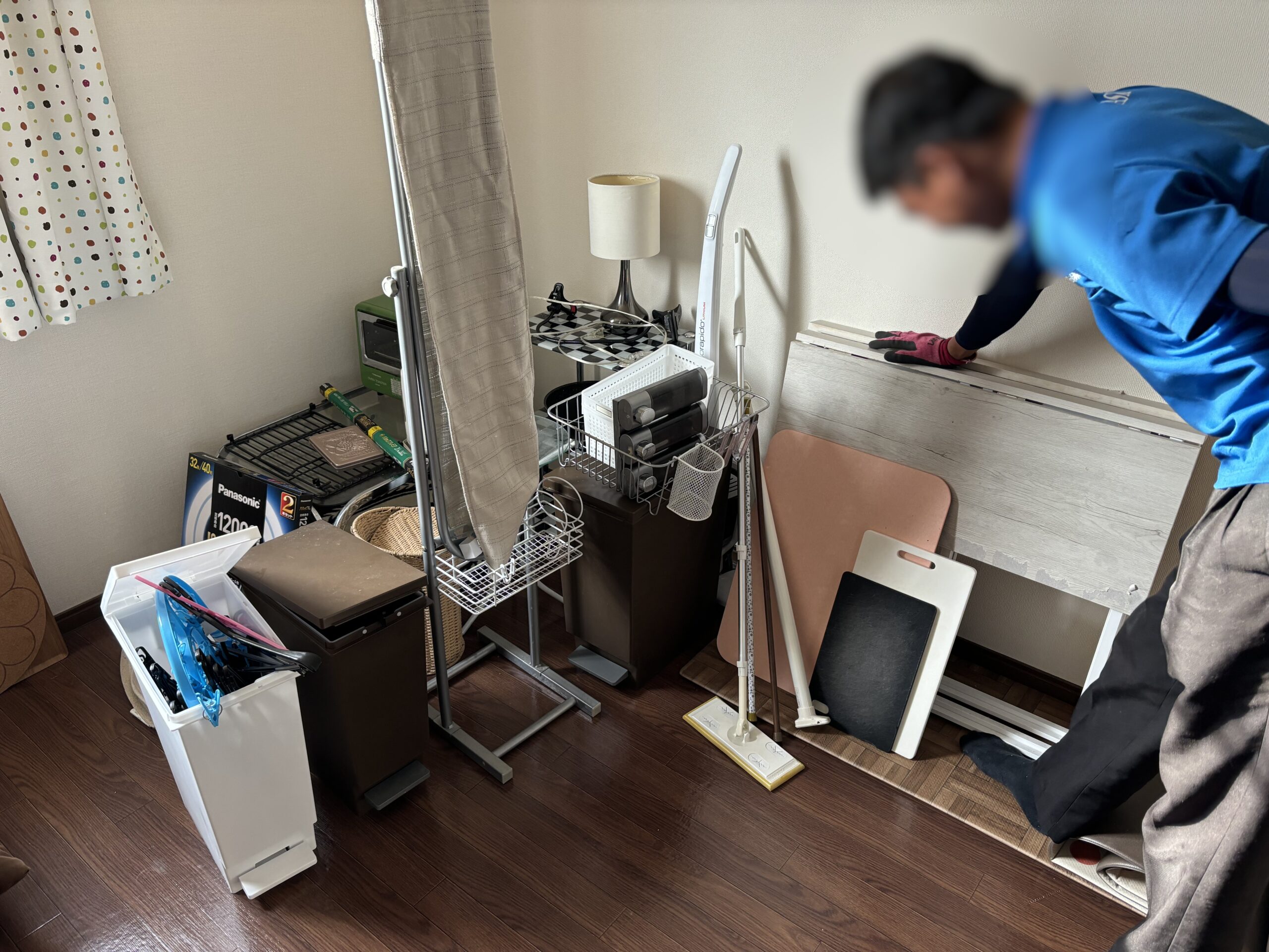 「引越しに伴い不要になったソファやテレビ台などを回収しました」作業写真